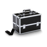 <p><strong><span>Valigia make up - Large Black<br></span></strong><em>37 x 23  x 25 cm</em><strong><br><br></strong><meta charset="UTF-8"><span data-mce-fragment="1">Valigetta make up.<br>Ideale per il trasporto dei trucchi.<br><br>Dotata di:<br></span></p><ul><li>colore nero;</li><li><span data-mce-fragment="1">chiusura a chiave;</span></li><li><span data-mce-fragment="1">finitura profili in alluminio;</span></li><li><span data-mce-fragment="1">cerniere cromate;</span></li><li><span data-mce-fragment="1">vassoi a scomparsa;</span></li><li><span data-mce-fragment="1">scompartimenti.</span></li></ul><strong>Specifiche tecniche<br></strong><strong>Materiale finiture</strong>: alluminio<br><strong>Dimensione</strong>: Lung. 370 x Larg. 230 x H. 250 mm<br><strong>Colore</strong>: nero<br><br><strong>Contenuto</strong><br>110102 - valigia trucco