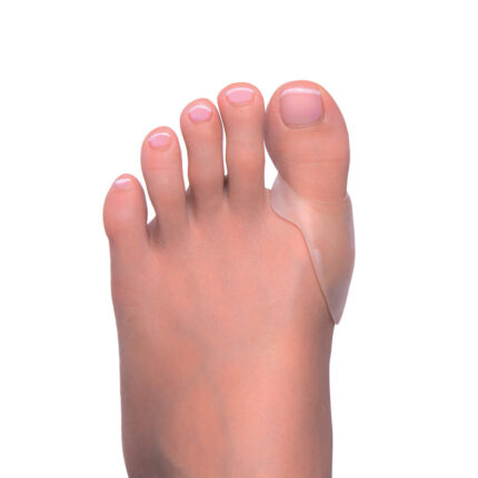 Protezione sottile alluce1 PezzoProtezione sottile per alluce valgo poco marcato.Allevia la pressione esercitata alla calzatura sull'alluce.Caratteristiche: 	lavabile e riutilizzabile; 	non crea ingombro; 	confortevole per la pelle; 	dispositivo medico; 	massimo comfort; 	si adatta perfettamente alla forma del piede; 	protegge le zone doloranti; 	previene la formazione di callosità; 	antiscivolo e poco percettibile; 	pelle morbida ed elastica; 	presenza di oli minerali che ammorbidiscono e proteggono le zono in cui vengono a contatto.Modo d'uso: Lavare con acqua tiepida.Asciugare all'aria.Spolverare leggermente le superfici del gel con talco.Indossare il prodotto per un massimo di 16 ore al giorno.Non utilizzare su ferite aperte.I diabetici e le persone con problemi circolatori devono consultare un medico prima dell'uso. Specifiche tecniche:Quantità: 1 pezzoContenuto13634 - Protezione gel