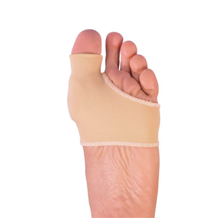 Protezione alluce valgo con cuscinetto interno in gel1 PezzoProtezione per alluce valgo in tessuto con cuscinetto interno in gel.Indicato in caso di sfregamenti contro la calzatura.Massima vestibilità su entrambi i piedi.Caratteristiche: 	lavabile e riutilizzabile; 	dispositivo medico; 	tessuto elastico color carne; 	si adatta a qualsiasi scarpa; 	si adatta perfettamente al piede; 	massimo comfort; 	tessuto altamente elastico e resistente; 	pelle morbida ed elastica.Modo d'uso:Lavare con acqua tiepida.Asciugare all'aria.Spolverare leggermente le superfici del gel con talco.Indossare il prodotto per un massimo di 16 ore al giorno.Non utilizzare su ferite aperte.I diabetici e le persone con problemi circolatori devono consultare un medico prima dell'uso.Specifiche tecnicheQuantità: 1 pezziContenuto13674 - Protezione