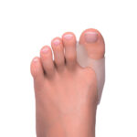 <strong><img style="display: block; margin-left: auto; margin-right: auto;" src="https://cdn.shopify.com/s/files/1/0591/3834/3118/files/Logo_pedibaehr_480x480.jpg?v=1644590761" alt="" width="250" height="125" data-mce-fragment="1" /></strong><b>Protezione gel con divaricatore<br /></b><em>1 Pezzo</em><b><br /></b><br />Gel polimerico.<br />Ideale per la protezione delle aree interdigitali e per le dita.<br />Separa le dita donando sollievo all'alluce.<br /><br />Caratteristiche:<br /><ul> 	<li>lavabile e riutilizzabile;</li> 	<li>dispositivo medico;</li> 	<li>massimo comfort;</li> 	<li>si adatta perfettamente alla forma del piede;</li> 	<li>protegge le zone doloranti;</li> 	<li>previene la formazione di callosità;</li> 	<li>antiscivolo e poco percettibile;</li> 	<li>pelle morbida ed elastica;</li> 	<li>presenza di oli minerali che ammorbidiscono e proteggono le zono in cui vengono a contatto.</li></ul><strong>Modo d'uso:</strong><br />Lavare con acqua tiepida.<br />Asciugare all'aria.<br />Spolverare leggermente le superfici del gel con talco.<br />Indossare il prodotto per un massimo di 16 ore al giorno.<br />Non utilizzare su ferite aperte.<br />I diabetici e le persone con problemi circolatori devono consultare un medico prima dell'uso.<br /><br /><strong>Specifiche tecniche:</strong><br /><strong>Quantità:</strong> 1 pezzo<br /><br /><strong>Contenuto</strong><br />13693 - Protezione gel