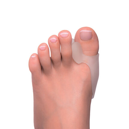 Protezione gel con divaricatore1 PezzoGel polimerico.Ideale per la protezione delle aree interdigitali e per le dita.Separa le dita donando sollievo all'alluce.Caratteristiche: 	lavabile e riutilizzabile; 	dispositivo medico; 	massimo comfort; 	si adatta perfettamente alla forma del piede; 	protegge le zone doloranti; 	previene la formazione di callosità; 	antiscivolo e poco percettibile; 	pelle morbida ed elastica; 	presenza di oli minerali che ammorbidiscono e proteggono le zono in cui vengono a contatto.Modo d'uso:Lavare con acqua tiepida.Asciugare all'aria.Spolverare leggermente le superfici del gel con talco.Indossare il prodotto per un massimo di 16 ore al giorno.Non utilizzare su ferite aperte.I diabetici e le persone con problemi circolatori devono consultare un medico prima dell'uso.Specifiche tecniche:Quantità: 1 pezzoContenuto13693 - Protezione gel