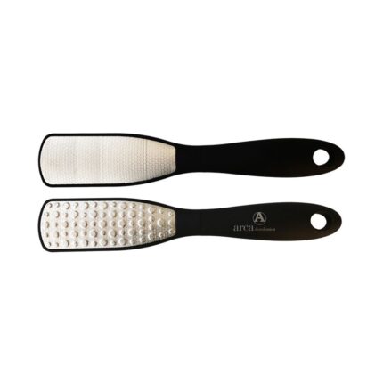 Raspa con lamina Inox - tagliata a laser1 PezzoRaspa ideale per la rimozione dei calli.Disinfettabile.Dotata di: 	lamina in inox tagliata a laser; 	manico ABS maneggevole ed ergonomico; 	grana fine per ridurre le callosità; 	grana grossa per levigare la pelle.Specifiche tecnicheQuantità: 1 pezzoMateriale lamina: inoxContenuto154054 - raspa