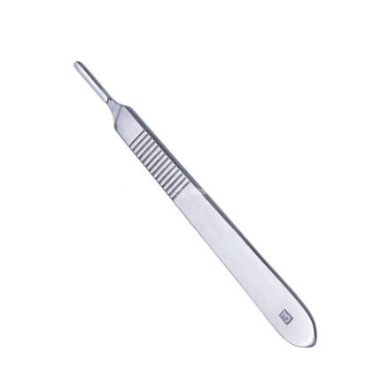 Manico per lame bisturiManico universale in acciaio inox autoclavabile.Compatibile con lame di misura: 	10 cm; 	11 cm; 	13 cm; 	15 cm.Manutenzione:Tenere sempre protette le punte ed evitare colpi o cadute.Pulizia e Sterilizzazione: 	Pulire accuratamente lo strumento.Se si utilizzano detergenti specifici