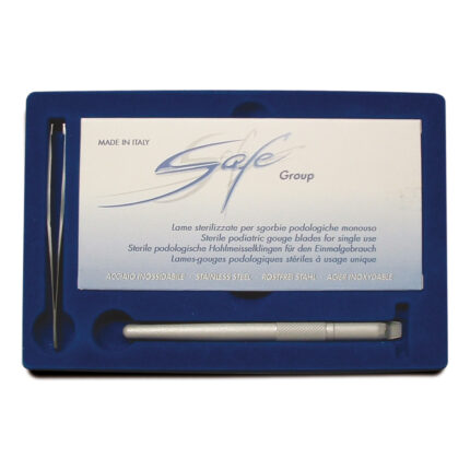 Kit Manico Safe - 2 - 362 PezziLame sterilizzate monouso per la rimozione superficiale delle ipercheratosi cutanee del piede e della mano.Kit composto da: 	1 x manico in alluminio; 	1 x pinzetta per lama; 	25 lame safe misura 2; 	20 lame safe misura 2.5; 	15 lame safe misura 3.Specifiche tecnicheMateriale manico: alluminioMateriale lame: acciaioQuantità: 62 pezziContenuto156018 - Kit