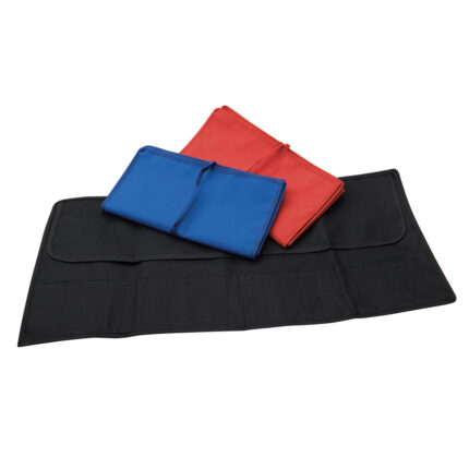 Rotolo Porta attrezziFolder a rotolo portastrumenti vuoto realizzato in materiale tecnico.Dotato di: 	5 scomparti per attrezzi grandi; 	11 scomparti per attrezzi piccoli; 	chiusura con fiocco.Specifiche tecnicheMateriale: tecnicoNumero Scomparti: 16Contenuto1 x 156100 (rotolo porta attrezzi)Gli Attrezzi nella foto NON sono inclusi