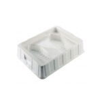 DisinfettabileVaschetta podologica per pediluvio in plastica bianca: 	lavabile; 	disinfettabile a fine di ogni trattamento; 	dotata di sagoma dei piedi; 	ideale per la fase preliminare della pedicure professionale.L'utilizzo della vaschetta prevede l'aggiunta di sacchetti monouso da sostituire dopo ogni cliente