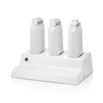 <strong>Scaldacera Kit Trio Pro<br /></strong><em>3 manipoli; Termostato di precisione<br /></em><br /><span data-mce-fragment="1">Base di connessione con 3 manipoli scaldacera per ricariche da 100 ml.</span><br />Dotato di:<br /><ul> 	<li><span data-mce-fragment="1">spia</span><span data-mce-fragment="1"> che indica il collegamento dello strumento alla rete elettrica</span>;</li> 	<li>termostato di precisione;</li> 	<li><span data-mce-fragment="1">cavo di alimentazione;</span></li> 	<li><span data-mce-fragment="1">riscaldamento veloce e stabile che grazie a resistenze corazzate di elevata capacità avvolgono saldamente le lamiere;</span></li> 	<li><span data-mce-fragment="1">base con piani di appoggio in acciaio.</span></li></ul><strong>Specifiche tecniche</strong><strong><br />Tensione di alimentazione</strong>: 220 - 230 V 50 Hz<br /><strong>Potenza elettrica</strong>: 105 W<br /><strong>Dimensioni</strong>: 280 x 205 x H. 90 mm<br /><strong>Peso</strong>: 1