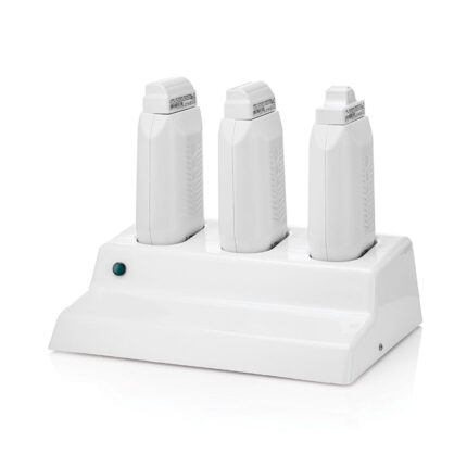 Scaldacera Kit Trio Pro3 manipoli; Termostato di precisioneBase di connessione con 3 manipoli scaldacera per ricariche da 100 ml.Dotato di: 	spia che indica il collegamento dello strumento alla rete elettrica; 	termostato di precisione; 	cavo di alimentazione; 	riscaldamento veloce e stabile che grazie a resistenze corazzate di elevata capacità avvolgono saldamente le lamiere; 	base con piani di appoggio in acciaio.Specifiche tecnicheTensione di alimentazione: 220 - 230 V 50 HzPotenza elettrica: 105 WDimensioni: 280 x 205 x H. 90 mmPeso: 1