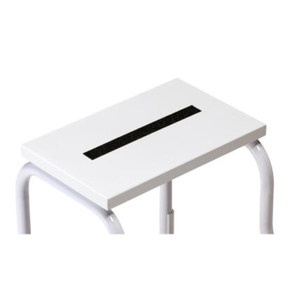  Strisce antiscivoloScaletta per facilitare la salita sul lettino.Struttura realizzata in acciaio verniciato a polvere epossidica bianca.Ripiani realizzati in legno lavabile-antigraffio-antiscivolo.Dotata di due gradini.Specifiche tecnicheDimensioni: 330 x 520 x 350 (h) mmPeso: 4