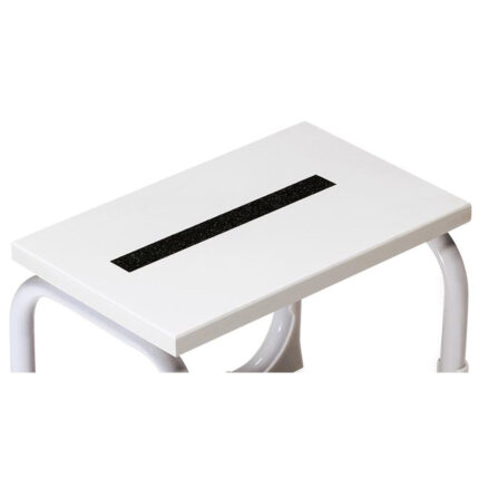  Strisce antiscivoloScaletta per facilitare la salita sul lettino.Struttura realizzata in acciaio verniciato a polvere epossidica bianca.Ripiano realizzato in legno lavabile antigraffio-antiscivolo e antiribaltamento.Dotata di un gradino.Specifiche tecnicheDimensioni: 330 x 240 x 270 (h) mmPeso: 2