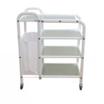 Quattro ripianiCarrello dalla struttura metallica bianca dal design moderno e pratico. Dotato di 4 ripiani di vetro traslucido e borsa laterale in fibra di cotone. Totale mobilità grazie alle sue 4 ruote.Specifiche tecnicheDimensioni: 640 x 432 x 910 (h) mmDimens. ripiano superiore: 600 x 355 mmDimens. altri ripiani: 460 x 360 mmPeso: 22 kgPortata massima: 30 KgMateriale: metalloColore: biancoMateriale ripiani: vetro traslucidoMateriale borsa: fibra d cotoneDimensioni packaging: 85 x 53 x 17 cmContenuto1 X 250365 (Carrello)