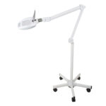 3/5 diottrieLente luminosa LED con design moderno ed ergonomico.Dotata di: 	lente di ingrandimento a 3 diottrie con punto d'ingrandimento 5 diottrie per una vista dettagliata dell'area di lavoro; 	braccio in acciaio articolato a 3 snodi; 	illuminazione a luce fredda con LED; 	inserto antiscivolo per agevolare la presa; 	coperchio satinato nella parte superiore; 	stativo con ruote piroettanti.Specifiche tecnicheDimensione lente: 130 x 100 mmLente: 3/5 diottrieAlimentazione: 220 VPotenza: 22 WPeso: 4