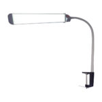 <strong>Lampada Led da tavolo lux</strong><br /><em>Braccio regolabile</em><br /><br />Lampada da tavolo a luce fredda.<br />Ideata per il lavoro delle onicotecniche durante il lavoro di manicure e ricostruzione unghie.<br />Dotata di:<br /><ul> 	<li>illuminazione chiara ed omogenea che non stanca gli occhi;</li> 	<li>braccio flessibile in base alle proprie necessità.</li></ul><strong>Specifiche tecniche<br />Lampade tubolari a LED High Quality Long Life</strong>: 50.000 ore circa<br /><strong>Tensione e frequenza:</strong> AC 100-240 V 50/60 Hz<br /><strong>Potenza:</strong> 13 W<br /><strong>Peso:</strong> 0