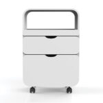 dotato di ampi cassetti con scanalatura per l’apertura e ripiano estraibile per riporre piccole apparecchiature.Con ruote piroettanti