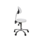 con schienale. Rivestimento in PU bianco. Provvisto di 3 leve che regolano l’inclinazione della seduta e dello schienale e l’altezza. Base dotata di 5 ruote piroettantiSpecifiche tecnicheDimensioni: 420 x 390 mmAltezza seduta: min 535 - max 753 mmPeso: 9