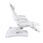 completa di foro per il viso  Poltrona podologica con rivestimento in PU bianco di alta qualit&agrave; 3 motori regolano:altezza della poltrona;inclinazione dello schienale;inclinazione della sedutaI motori possono essere regolati tramite il telecomando gi&agrave; incluso I gambali sono regolabili indipendentemente tramite dei pistoni a gas fino a 70&deg; e apribili a ventaglio fino a 90&deg; Braccioli reversibili manualmente Possibilit&agrave; di ruotare la poltrona fino a 120&deg; Incluso il foro per il viso  Specifiche tecniche:1910 x 800 mm (con braccioli)1910 x 560 mm (senza braccioli)Altezza seduta: min 580 - max 880 mmPeso: 82 kgMotori: 3Portata max: 200 kgColore: biancoMateriale: PUPortata massima: 200 Kg Contenuto: 1 x 255018 (Poltrona pedicure Aurora)OptionalPED003 - Pedaliera.TEL007 - Telecomando.