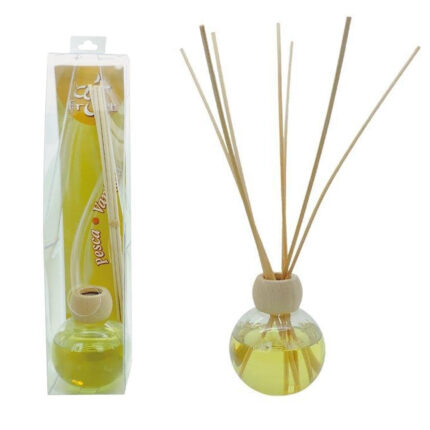 Diffusore di essenze naturali - Pesca e Vaniglia100 mlL'avvolgente e delizioso profumo della pesca e il caldo e delicato profumo della vaniglia in una combinazione perfetta per tutti gli ambienti.Certificato Eco Bio Cosmesi.Dotato di: 	boccetta realizzata con materiale antiurto; 	durata profumazione fino a 90 giorni.Consiglio d'uso:1. svitare e togliere la capsula2. infilare al collo del flacone l'anello in legno3. posizionare tutti i bastoncini all'interno del flacone (per ridurre l'intensità del profumo togliere alcuni bastoncini)4. quando il profumo è esaurito i bastoncini si possono utilizzare per profumare armadi