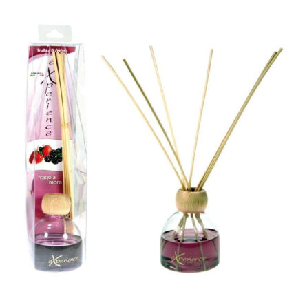 Diffusore di essenze naturali - Fragola e Mora100 mlLa fragola e la mora sono stati uniti per creare una fragranza estremamente dolce e raffinata per gli ambienti.Certificato Eco Bio Cosmesi.Dotato di: 	boccetta realizzata con materiale antiurto; 	durata profumazione fino a 90 giorni.Consiglio d'uso:1. svitare e togliere la capsula2. infilare al collo del flacone l'anello in legno3. posizionare tutti i bastoncini all'interno del flacone (per ridurre l'intensità del profumo togliere alcuni bastoncini)4. quando il profumo è esaurito i bastoncini si possono utilizzare per profumare armadi