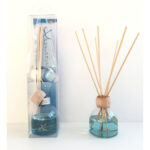 <strong><img style="display: block; margin-left: auto; margin-right: auto;" src="https://cdn.shopify.com/s/files/1/0591/3834/3118/files/Logo_experience_480x480.jpg?v=1643118894" alt="" width="252" height="126" data-mce-fragment="1" />Diffusore di essenze naturali - Ocean</strong><br /><em data-mce-fragment="1">100 ml</em><br data-mce-fragment="1" /><br data-mce-fragment="1" /><span data-mce-fragment="1">Inebriante fragranza di brezza marina per immergersi nel profumo dell'oceano.<br data-mce-fragment="1" />Certificato Eco Bio Cosmesi.</span><br data-mce-fragment="1" /><span data-mce-fragment="1">Dotato di:</span><br /><ul data-mce-fragment="1"><br /> 	<li data-mce-fragment="1"><span data-mce-fragment="1">boccetta realizzata con materiale antiurto;</span></li> 	<li data-mce-fragment="1"><span data-mce-fragment="1">durata profumazione fino a 90 giorni.</span></li></ul><strong data-mce-fragment="1">Consiglio d'uso:</strong><br /><p data-mce-fragment="1">1. svitare e togliere la capsula</p><p data-mce-fragment="1">2. infilare al collo del flacone l'anello in legno</p><p data-mce-fragment="1">3. posizionare tutti i bastoncini all'interno del flacone (per ridurre l'intensità del profumo togliere alcuni bastoncini)</p><p data-mce-fragment="1">4. quando il profumo è esaurito i bastoncini si possono utilizzare per profumare armadi