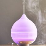 <strong>Diffusore di oli profumati - 5 cambi di colore Led<br /></strong><em>Tecnologia ad ultrasuoni</em><strong><br /></strong><br /><span data-mce-fragment="1">Inumidisce e rinfresca l'aria dell'ambiente per un atmosfera tranquillizzante e terapeutica.</span><br data-mce-fragment="1" /><span data-mce-fragment="1">Dotato di:</span><br /><ul data-mce-fragment="1"><br /> 	<li data-mce-fragment="1">tecnologia ad ultrasuono che produce una leggera nebbia distribuendo il profumo in tutto l'ambiente;</li> 	<li data-mce-fragment="1"><span data-mce-fragment="1">timer per la programmazione della durata di funzionamento: 2 e 4 ore</span>;</li> 	<li data-mce-fragment="1">spegnimento automatico a serbatoio vuoto;</li> 	<li data-mce-fragment="1">luce wellness con cambio di colore in 5 tonalità;</li> 	<li data-mce-fragment="1">durata di funzionamento: circa 5 - 9 ore</li></ul><strong>Specifiche tecniche</strong><br /><strong>Alimentazione di tensione:</strong> <span data-mce-fragment="1">100 – 240 VAC