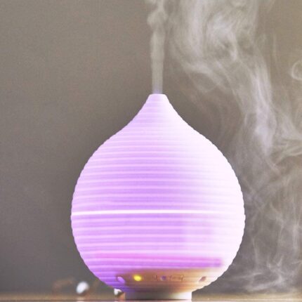 Diffusore di oli profumati - 5 cambi di colore LedTecnologia ad ultrasuoniInumidisce e rinfresca l'aria dell'ambiente per un atmosfera tranquillizzante e terapeutica.Dotato di: 	tecnologia ad ultrasuono che produce una leggera nebbia distribuendo il profumo in tutto l'ambiente; 	timer per la programmazione della durata di funzionamento: 2 e 4 ore; 	spegnimento automatico a serbatoio vuoto; 	luce wellness con cambio di colore in 5 tonalità; 	durata di funzionamento: circa 5 - 9 oreSpecifiche tecnicheAlimentazione di tensione: 100 – 240 VAC