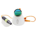 <strong>Micromotore Pingu - 35.000 RPM</strong><br /><i>display digitale</i><br /><br />Micromotore progettato per la lavorazione delle unghie in manicure e pedicure.<br />Realizzato in plastica ABS e alluminio.<br />Il manipolo raggiunge la velocità di rotazione di 35.000 giri al minuto.<br /><br />Dotato di:<br /><ul> 	<li>manopola per il controllo della velocità;</li> 	<li>tasto selezione manipolo/pedale;</li> 	<li>tasto selezione verso della fresa (orario/antiorario);</li> 	<li>kit frese;</li> 	<li>portafrese;</li> 	<li>indicatore display senso di rotazione della fresa;</li> 	<li>indicatore display velocità di rotazione della fresa.</li></ul><strong><br />Il manipolo</strong><br /><ul> 	<li>ergonomico</li> 	<li>peso 129 g</li> 	<li>incluso supporto per manipolo sul dispositivo.</li></ul><strong>Specifiche tecniche</strong><br /><strong>Velocità di rotazione</strong>: 35.000 giri al minuto<br /><strong>Peso manipolo</strong>: 129 g<br /><strong>Dimensioni</strong>: 230 x 175 x 100 mm<br /><strong>Peso</strong>: 1 Kg<br /><strong>Tensione unità di controllo</strong>:  AC 220-240 V 50/60 Hz<br /><strong>Potenza assorbita:</strong> 35 W<strong><br /></strong><br /><br /><strong>Contenuto<br /></strong>1 x 602156 (micromotore)