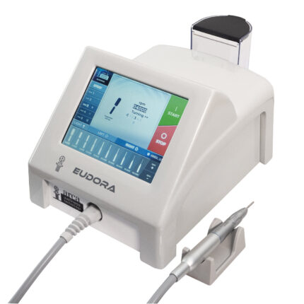 MICROMOTORE CON NEBULIZZAZIONE EUDORA IRONMANIPOLO CON ILLUMINAZIONE LED DISPONIBILE IN DUE VERSIONI DIFFERENTI (FLY E IRON) FINO A 40.000 RPM ERGONOMICOMicromotore professionale con sistema integrato spray dall’utilizzo facile e intuitivo.CARATTERISTICHE:  	Comando a pedale ON/OFF 	Controllo velocità e senso di rotazione e livello di nebulizzazione 	Modalità di nebulizzazione automatica o manuale 	Serbatoio liquido di nebulizzazione posteriore rimovibile 	Supporto manipolo da tavoloManipolo con sistema di nebulizzazioneVERSIONE IRON: 	 Realizzato in alluminio 	 LED ad alta luminosità 	 Sistema di sostituzione della fresa manuale 	 Peso 198 g