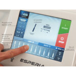 progettato ed assemblato da Arca Wellness Company.Comando a pedale ON/OFFSistema di sostituzione della fresa pull-out / push-inControllo velocit&agrave; e verso di rotazione e livello di aspirazioneModalit&agrave; di aspirazione automatica o manualeAccesso frontale al sacchetto di aspirazioneSupporto manipolo da tavoloCARATTERISTICHE MANIPOLO: Manipolo con sistema di aspirazioneCon pulsante ON/OFF integrato Peso 110 g