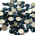 <strong>Swarovski - Montana<br /></strong><em>100 pezzi </em><strong><br /><br /></strong>Swarovski per Nail art.<br />Ideale per donare alle unghie un'esclusiva lucentezza ed un tocco di originalità.<br />Dotato di taglio a fondo piatto per un’applicazione perfetta sia su unghie naturali che ricostruite.<br /><br /><strong>Metodo di applicazione</strong>:<br />Applicare i cristalli su un top coat senza dispersione o gel colla