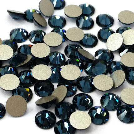 Swarovski - Montana100 pezzi Swarovski per Nail art.Ideale per donare alle unghie un'esclusiva lucentezza ed un tocco di originalità.Dotato di taglio a fondo piatto per un’applicazione perfetta sia su unghie naturali che ricostruite.Metodo di applicazione:Applicare i cristalli su un top coat senza dispersione o gel colla