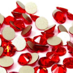 <strong>Swarovski - Light Siam<br /></strong><em>100 pezzi </em><strong><br /><br /></strong>Swarovski per Nail art.<br />Ideale per donare alle unghie un'esclusiva lucentezza ed un tocco di originalità.<br />Dotato di taglio a fondo piatto per un’applicazione perfetta sia su unghie naturali che ricostruite.<br /><br /><strong>Metodo di applicazione</strong>:<br />Applicare i cristalli su un top coat senza dispersione o gel colla