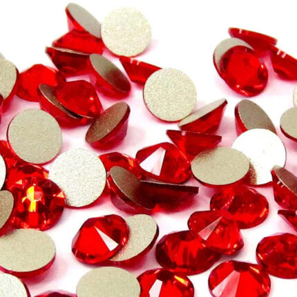 Swarovski - Light Siam100 pezzi Swarovski per Nail art.Ideale per donare alle unghie un'esclusiva lucentezza ed un tocco di originalità.Dotato di taglio a fondo piatto per un’applicazione perfetta sia su unghie naturali che ricostruite.Metodo di applicazione:Applicare i cristalli su un top coat senza dispersione o gel colla