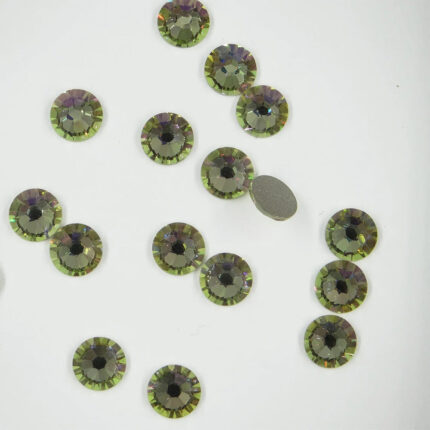 Swarovski - Khaki100 pezzi Swarovski per Nail art.Ideale per donare alle unghie un'esclusiva lucentezza ed un tocco di originalità.Dotato di taglio a fondo piatto per un’applicazione perfetta sia su unghie naturali che ricostruite.Metodo di applicazione:Applicare i cristalli su un top coat senza dispersione o gel colla