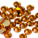 <strong>Swarovski - Topaz<br /></strong><em>100 pezzi </em><strong><br /><br /></strong>Swarovski per Nail art.<br />Ideale per donare alle unghie un'esclusiva lucentezza ed un tocco di originalità.<br />Dotato di taglio a fondo piatto per un’applicazione perfetta sia su unghie naturali che ricostruite.<br /><br /><strong>Metodo di applicazione</strong>:<br />Applicare i cristalli su un top coat senza dispersione o gel colla