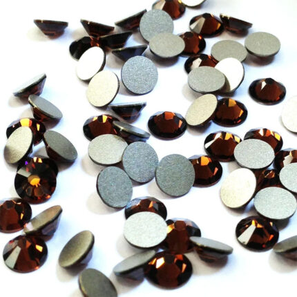 Swarovski - Smoked Topaz100 pezzi Swarovski per Nail art.Ideale per donare alle unghie un'esclusiva lucentezza ed un tocco di originalità.Dotato di taglio a fondo piatto per un’applicazione perfetta sia su unghie naturali che ricostruite.Metodo di applicazione:Applicare i cristalli su un top coat senza dispersione o gel colla