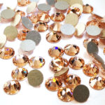 <strong>Swarovski - Light Peach<br /></strong><em>100 pezzi </em><strong><br /><br /></strong>Swarovski per Nail art.<br />Ideale per donare alle unghie un'esclusiva lucentezza ed un tocco di originalità.<br />Dotato di taglio a fondo piatto per un’applicazione perfetta sia su unghie naturali che ricostruite.<br /><br /><strong>Metodo di applicazione</strong>:<br />Applicare i cristalli su un top coat senza dispersione o gel colla