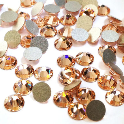 Swarovski - Light Peach100 pezzi Swarovski per Nail art.Ideale per donare alle unghie un'esclusiva lucentezza ed un tocco di originalità.Dotato di taglio a fondo piatto per un’applicazione perfetta sia su unghie naturali che ricostruite.Metodo di applicazione:Applicare i cristalli su un top coat senza dispersione o gel colla