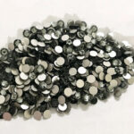 <strong>Swarovski - Black Diamond<br /></strong><em>100 pezzi </em><strong><br /><br /></strong>Swarovski per Nail art.<br />Ideale per donare alle unghie un'esclusiva lucentezza ed un tocco di originalità.<br />Dotato di taglio a fondo piatto per un’applicazione perfetta sia su unghie naturali che ricostruite.<br /><br /><strong>Metodo di applicazione</strong>:<br />Applicare i cristalli su un top coat senza dispersione o gel colla