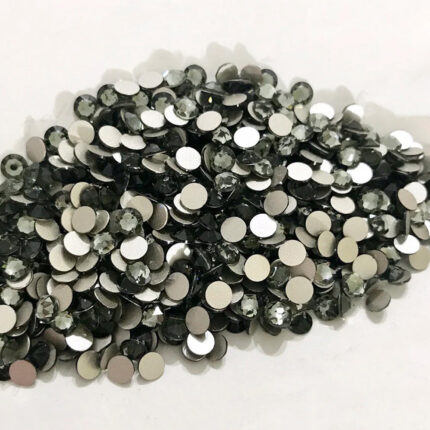 Swarovski - Black Diamond100 pezzi Swarovski per Nail art.Ideale per donare alle unghie un'esclusiva lucentezza ed un tocco di originalità.Dotato di taglio a fondo piatto per un’applicazione perfetta sia su unghie naturali che ricostruite.Metodo di applicazione:Applicare i cristalli su un top coat senza dispersione o gel colla