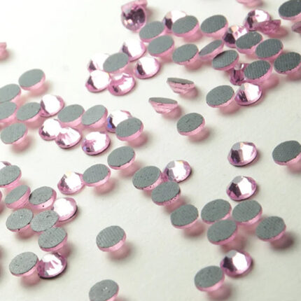 Swarovski - Rosa Alabastro100 pezzi Swarovski per Nail art.Ideale per donare alle unghie un'esclusiva lucentezza ed un tocco di originalità.Dotato di taglio a fondo piatto per un’applicazione perfetta sia su unghie naturali che ricostruite.Metodo di applicazione:Applicare i cristalli su un top coat senza dispersione o gel colla