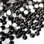 <strong>Swarovski - Black Crystal<br /></strong><em>100 pezzi </em><strong><br /><br /></strong>Swarovski per Nail art.<br />Ideale per donare alle unghie un'esclusiva lucentezza ed un tocco di originalità.<br />Dotato di taglio a fondo piatto per un’applicazione perfetta sia su unghie naturali che ricostruite.<br /><br /><strong>Metodo di applicazione</strong>:<br />Applicare i cristalli su un top coat senza dispersione o gel colla