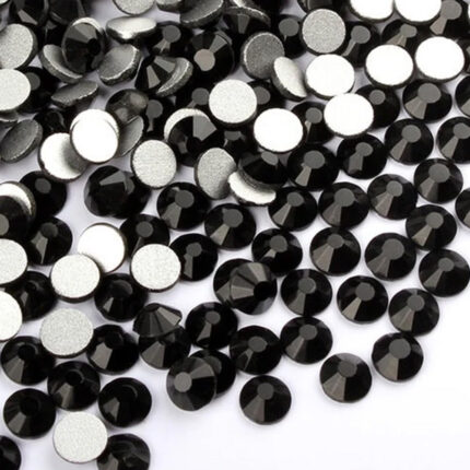 Swarovski - Black Crystal100 pezzi Swarovski per Nail art.Ideale per donare alle unghie un'esclusiva lucentezza ed un tocco di originalità.Dotato di taglio a fondo piatto per un’applicazione perfetta sia su unghie naturali che ricostruite.Metodo di applicazione:Applicare i cristalli su un top coat senza dispersione o gel colla