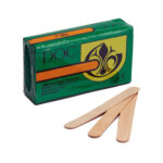 <strong>Spatola abbassalingua legno<br /></strong><br />Spatola stendicera:<br /><ul> 	<li>in legno;</li> 	<li>monouso;</li> 	<li>non sterile;</li> 	<li>confezione con 100 pezzi.</li></ul><strong>Specifiche tecniche<br /></strong><strong>Materiale</strong>: legno<strong><br /></strong><b>Quantità</b>: 100 pz<br /><br /><strong>Contenuto</strong><br />1x 650023 (spatola)