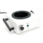 <strong>Scaldacera quadrato in metallo<br /></strong><em>Temperatura regolabile</em><br /><br />Fornello scaldacera professionale :<br /><ul> 	<li>per il riscaldamento di cere depilatorie contenute in barattoli metallici da 400 ml;</li> 	<li>caratterizzato da <span data-mce-fragment="1">robuste scocche in metallo </span><span data-mce-fragment="1">e componentistica selezionata per durare nel tempo;</span></li> 	<li><span data-mce-fragment="1">controllo analogico della temperatura</span>;</li> 	<li>tazza isolata e <span data-mce-fragment="1">ricoperta con rivestimenti studiati per elevate temperature;</span></li> 	<li><span data-mce-fragment="1">cavo di alimentazione incluso.</span></li></ul><strong>Specifiche tecniche</strong><strong><br />Tensione di alimentazione</strong>: 220 - 230 V 50 Hz<br /><strong>Potenza elettrica</strong>: 100 W<br /><strong>Peso</strong>: 1