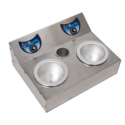 Scaldacera a doppia tazzaDue termostatiFornello scaldacera professionale : 	per il riscaldamento di cere depilatorie contenute in barattoli da 400 ml; 	struttura in metallo; 	due termostati che permettono di regolare individualmente la temperatura delle due tazze; 	cavo di alimentazione incluso.Specifiche tecnicheTensione di alimentazione: 230 V 50 HzPotenza elettrica: 500 WDimensioni: 380 x 290 x H. 90 mmFormato barattoli cera: 400 mlMateriale: metalloContenuto1 x 651122 (scaldacera)