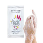 <p><strong>KERATIN GLOVES<br /></strong><em>1 Paio</em><strong><br /><br /></strong>Guanto contenente un&rsquo;emulsione dalla formula esclusiva per idratare la pelle